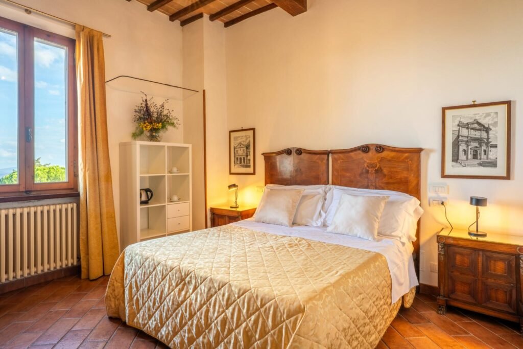 Camera da letto di lusso con letto matrimoniale in raffinata villa a Montepulciano, Toscana.