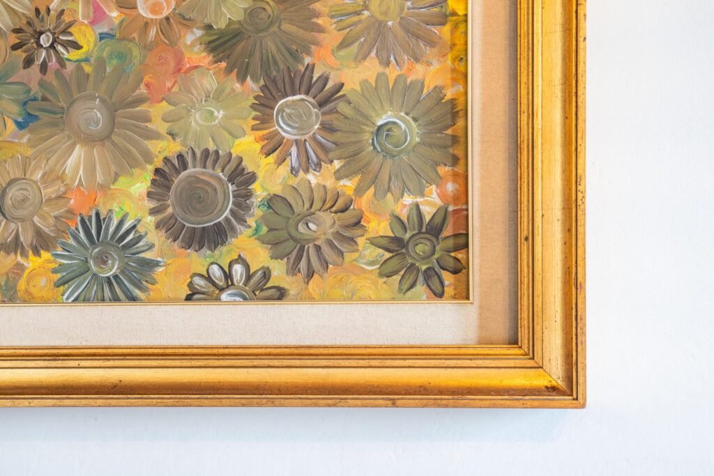 Quadro floreale astratto con cornice dorata nelle Dimore Pulcino, Montepulciano. Ambiente lussuoso e autentico toscano.