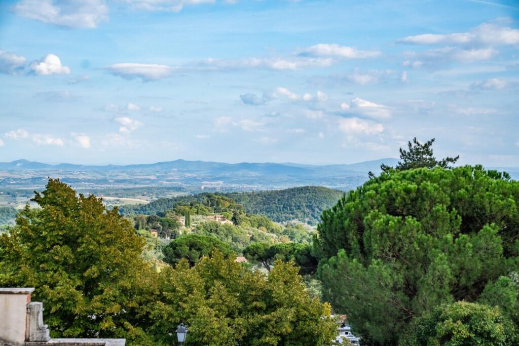 Veduta panoramica della campagna toscana da una villa di lusso a Montepulciano.