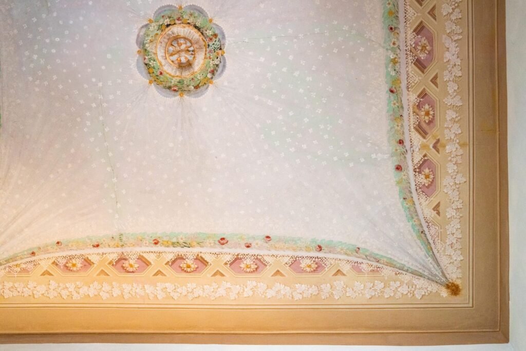 Soffitto affrescato elegante a Palazzo Trecci Tombesi, Montepulciano, Dimore Pulcino, soggiorni di lusso toscani.
