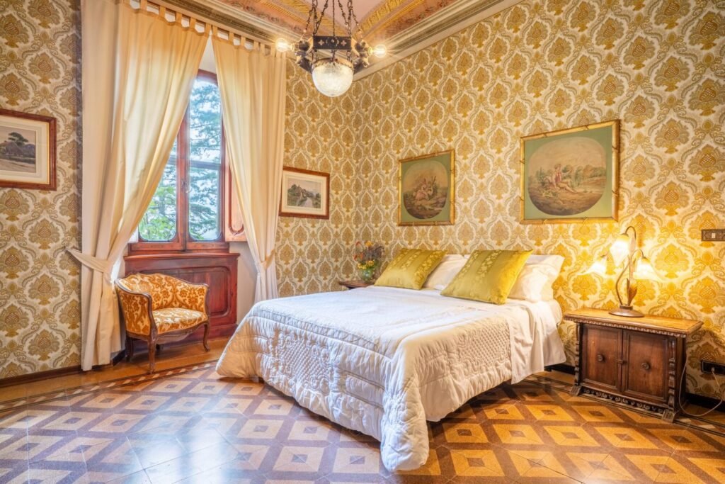 Camera di lusso con decorazioni classiche e letto elegante in un appartamento a Montepulciano.