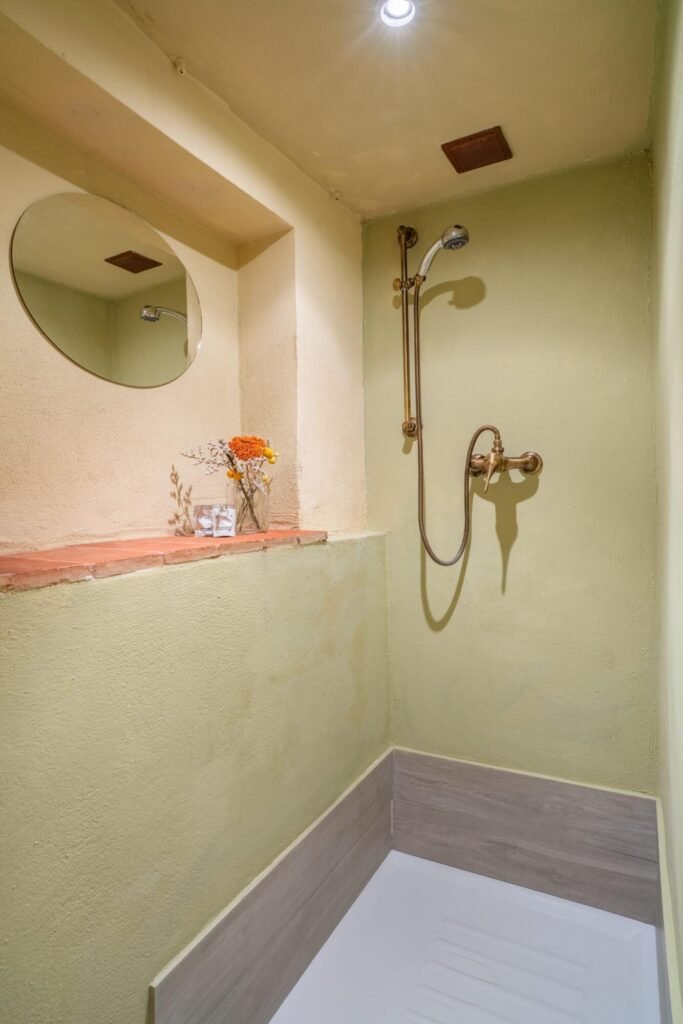 Doccia bagno elegante in villa lusso, con finiture raffinate a Montepulciano, Dimore Pulcino.