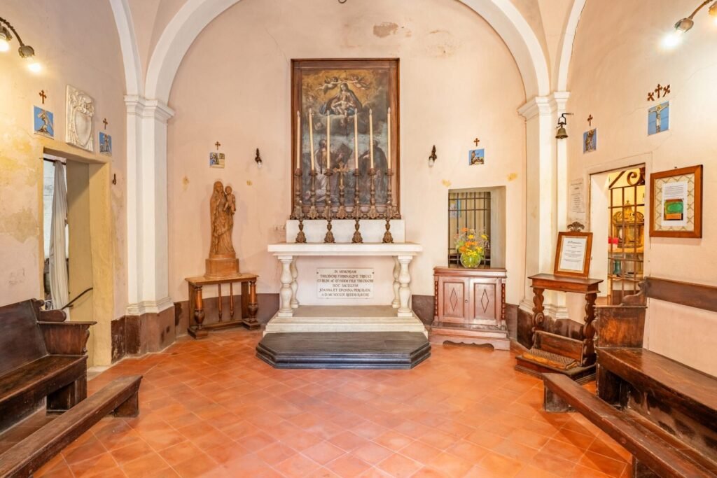 Interno storico di Palazzo Trecci Tombesi, Montepulciano: arte e lusso per un soggiorno esclusivo in Toscana.