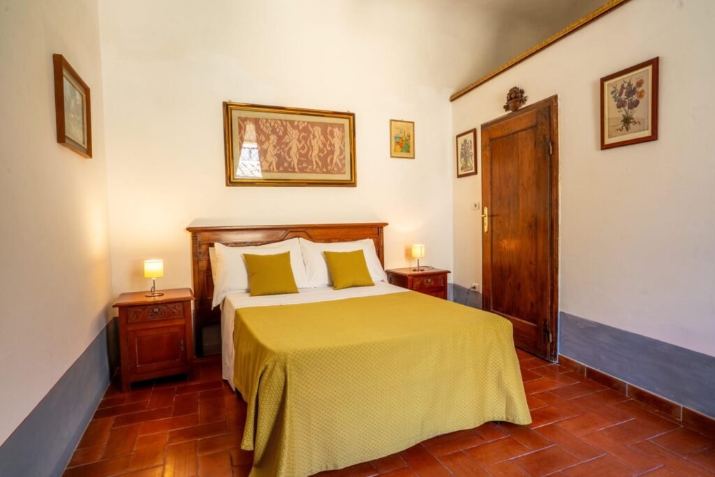 Camera matrimoniale elegante in una villa di lusso a Palazzo Trecci Tombesi, Montepulciano, Toscana.