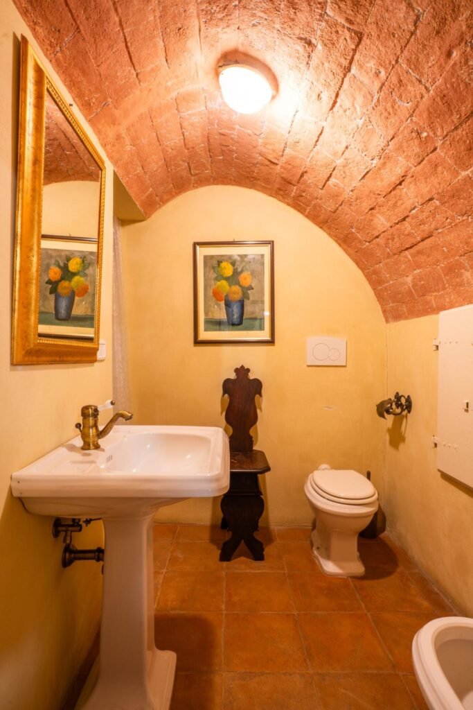 Bagno elegante con soffitto a volta in mattoni nel Palazzo Trecci Tombesi, Montepulciano.