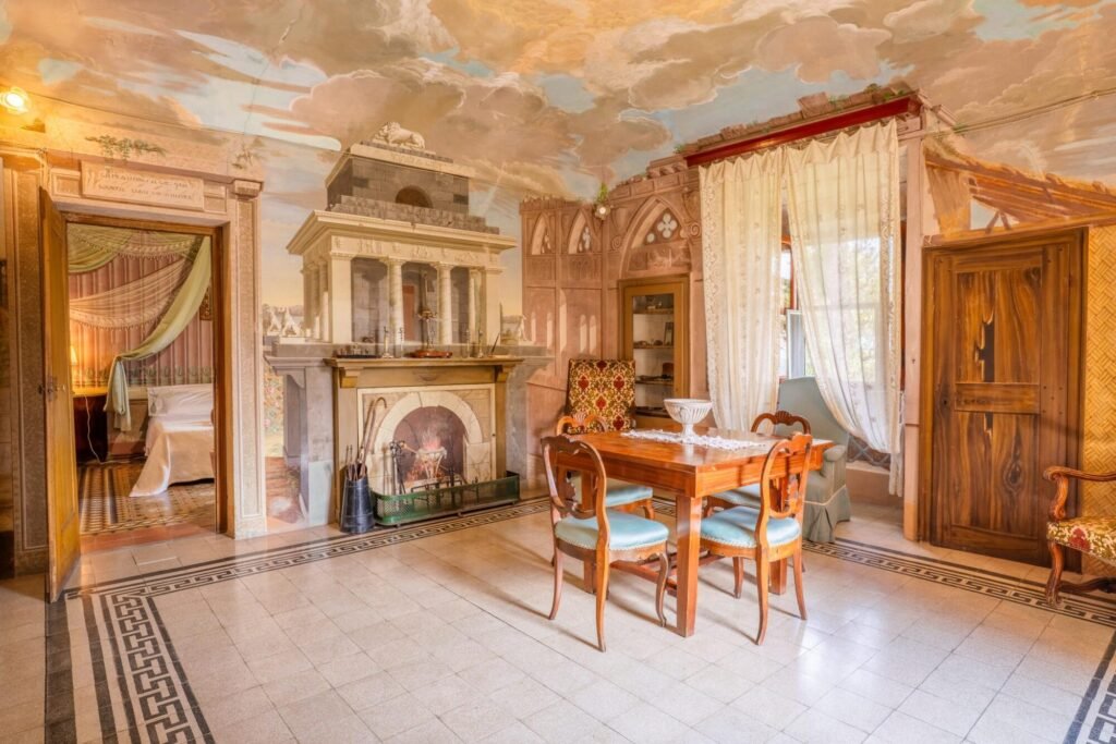 Sala elegante con camino artistico e arredi classici nel Palazzo Trecci Tombesi, Montepulciano.