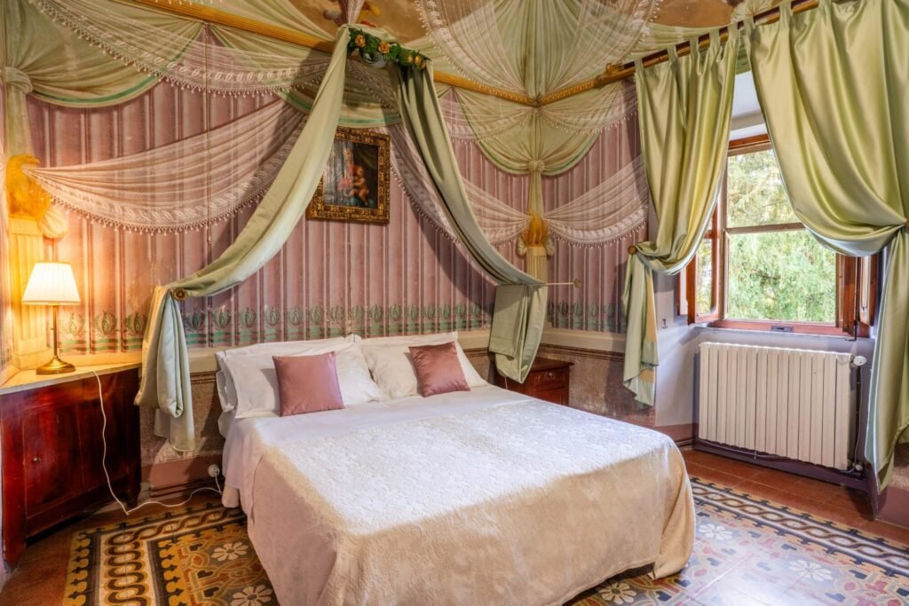 Camera raffinata con letto matrimoniale in villa di lusso a Montepulciano, Toscana, Dimore Pulcino.