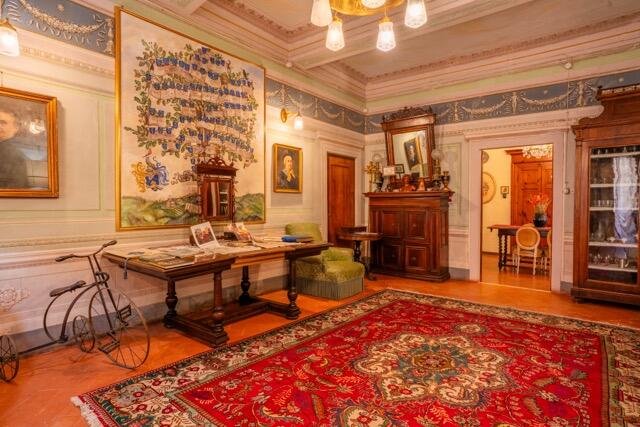 Palazzo Trecci Tombesi, interni eleganti, arredamento di lusso, atmosfera toscana, affitti esclusivi Montepulciano.