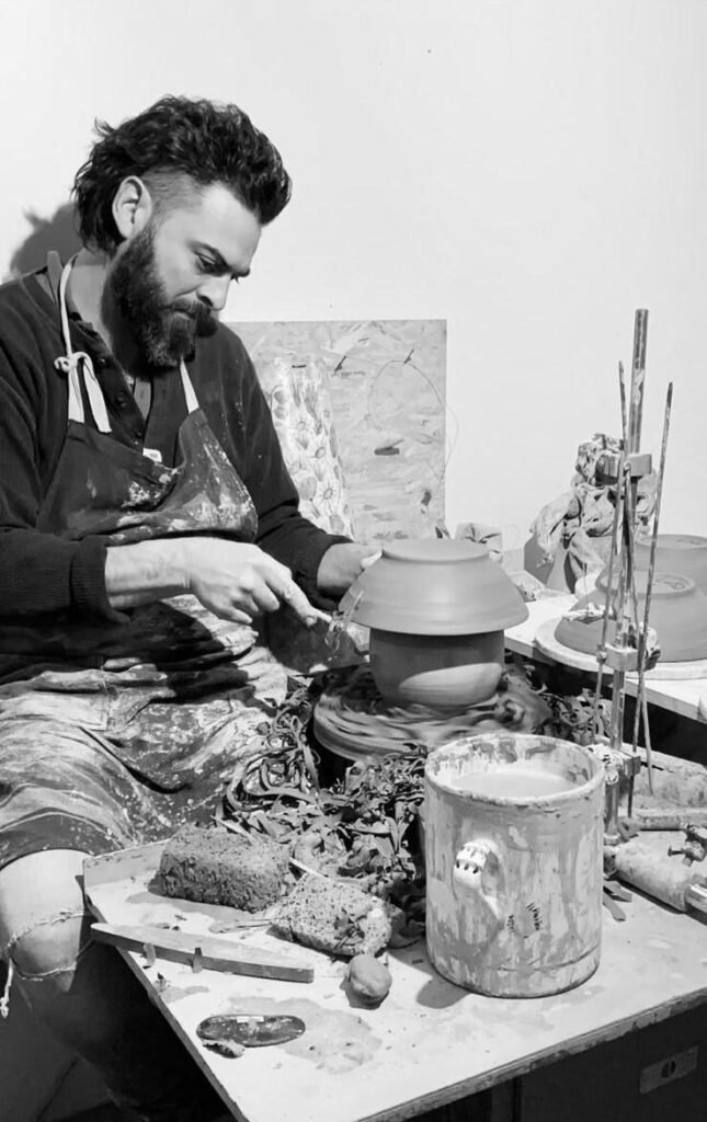Ceramista al lavoro su tornio in atelier toscano, Dimore Pulcino, Montepulciano. Esperienza locale autentica.